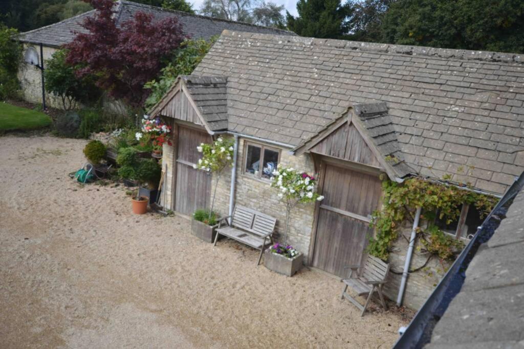 Apartamento The Old Manor Coach House Cirencester Exterior foto