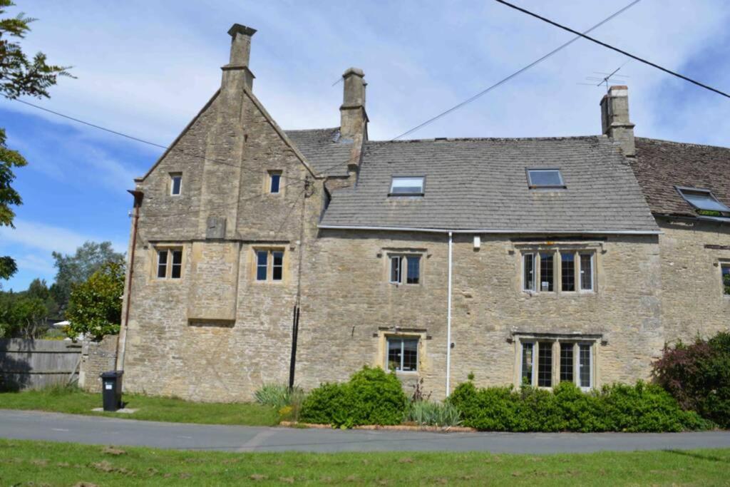 Apartamento The Old Manor Coach House Cirencester Exterior foto