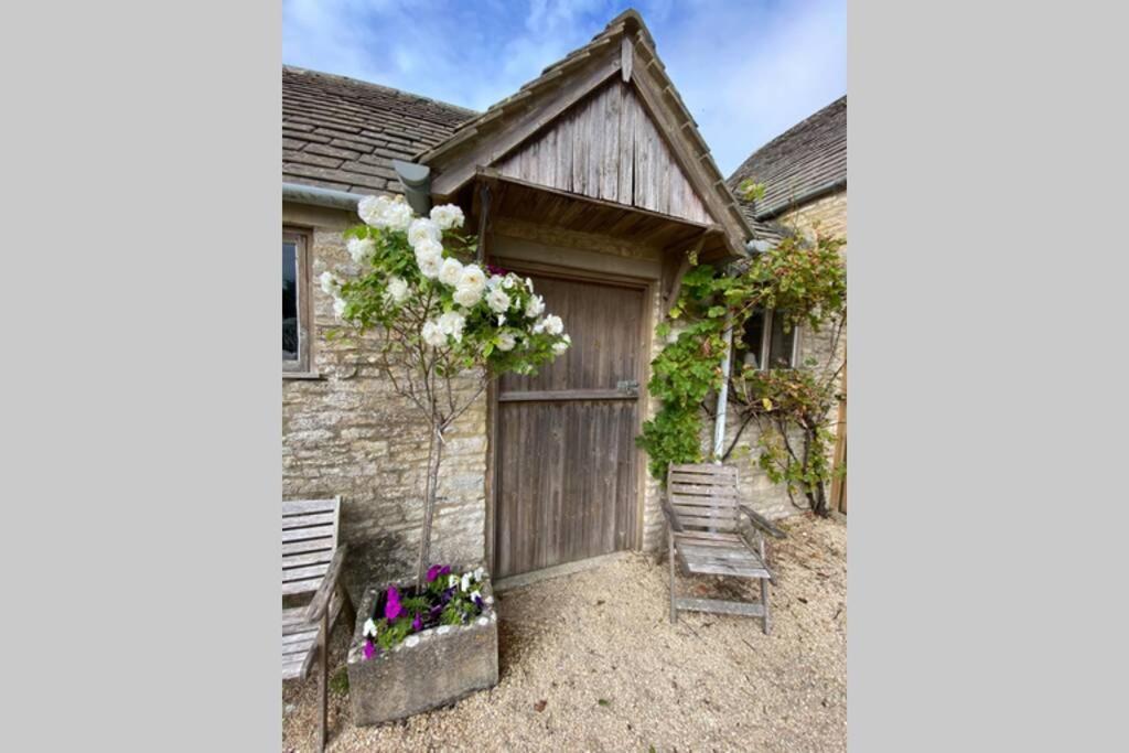 Apartamento The Old Manor Coach House Cirencester Exterior foto