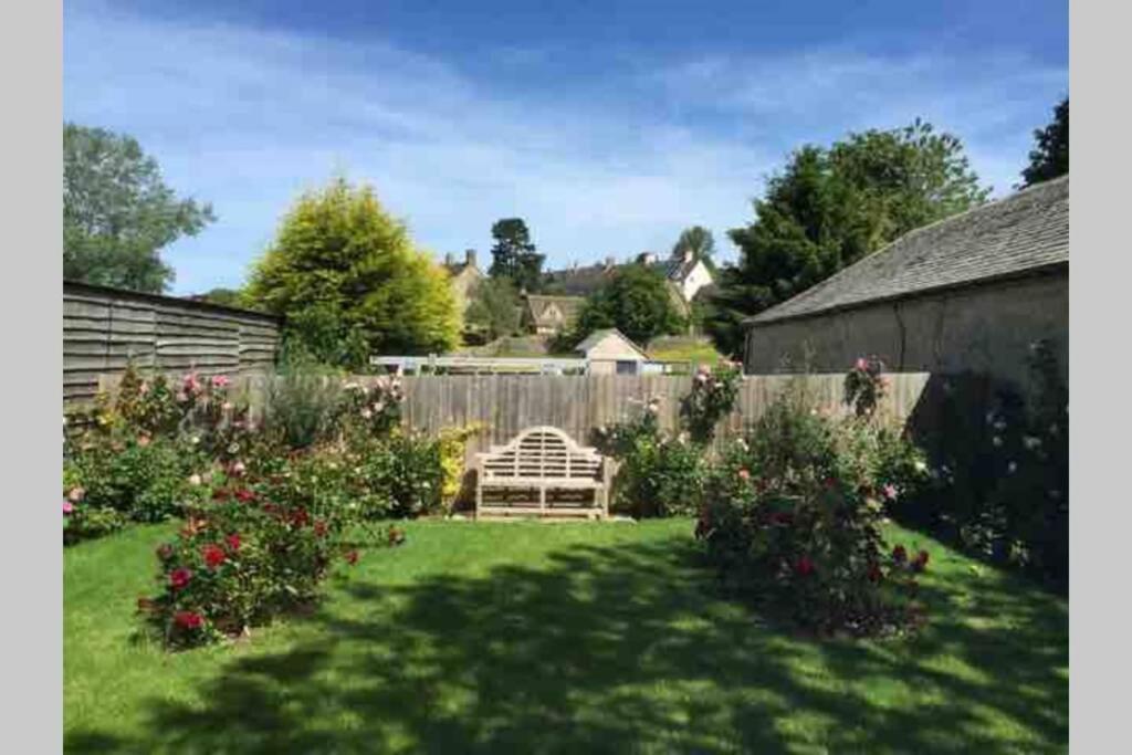 Apartamento The Old Manor Coach House Cirencester Exterior foto