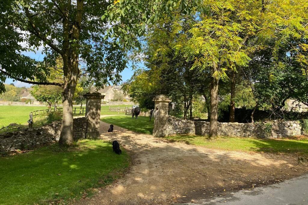 Apartamento The Old Manor Coach House Cirencester Exterior foto